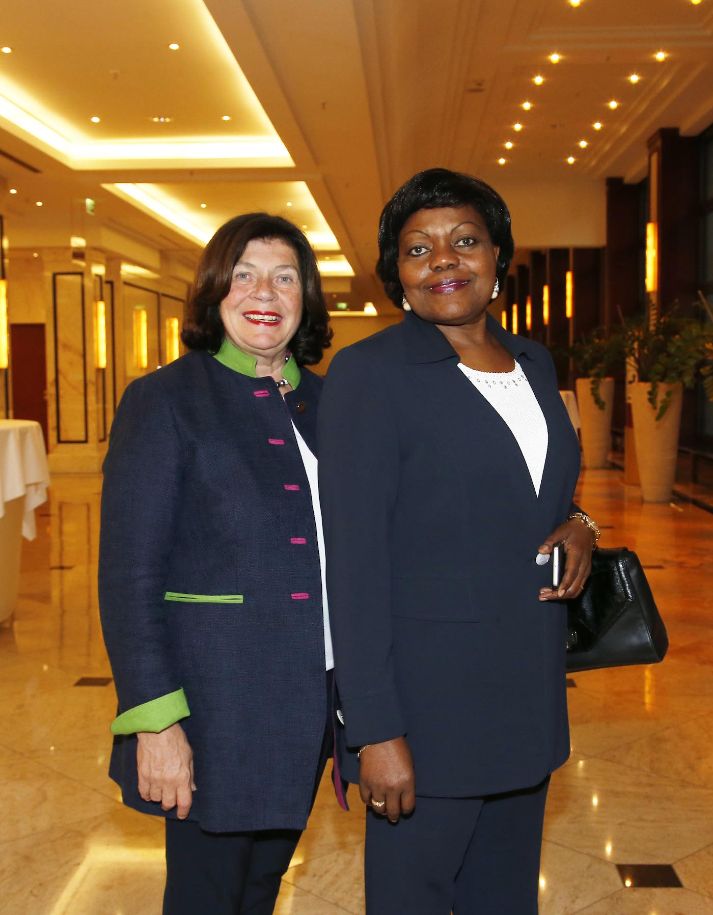 Edeltraut Toepfer (Vizepräsidentin Ambassadors Club), I.E. Clementine Shakembo Kamanga (Botschafterin DR Kongo) bei der Ambassadors Club Veranstaltung -Women for Peace- im MARITIM Hotel berlin.