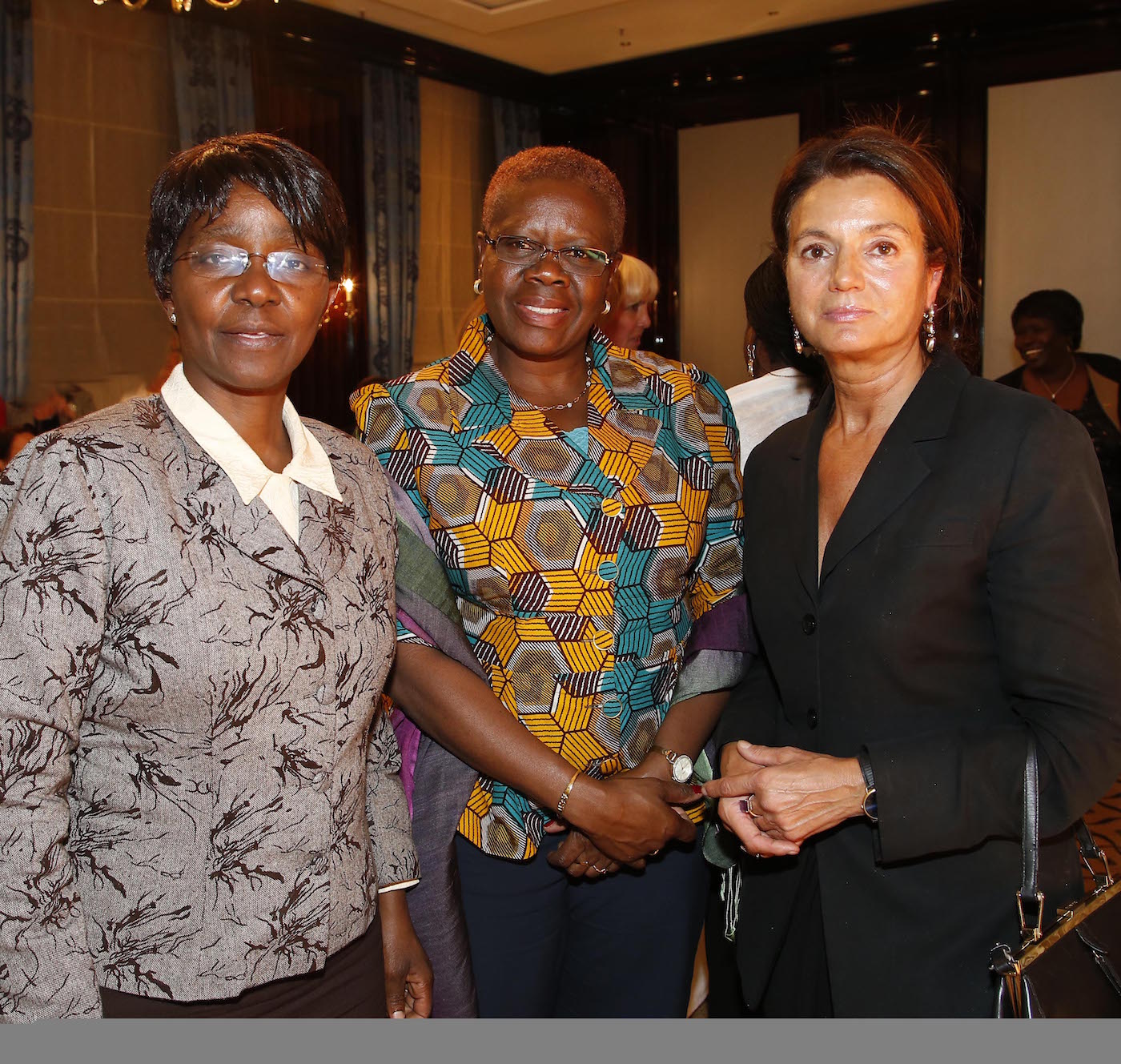 I.E. Ruth Masodzi Chikwira (Botschafterin Simbabwe), I.E. Akua Sena Dansua (Botschafterin Ghana), Prof. Dr. Margarita Mathiopoulos bei der Ambassadors Club Veranstaltung -Women for Peace- im MARITIM Hotel Berlin.