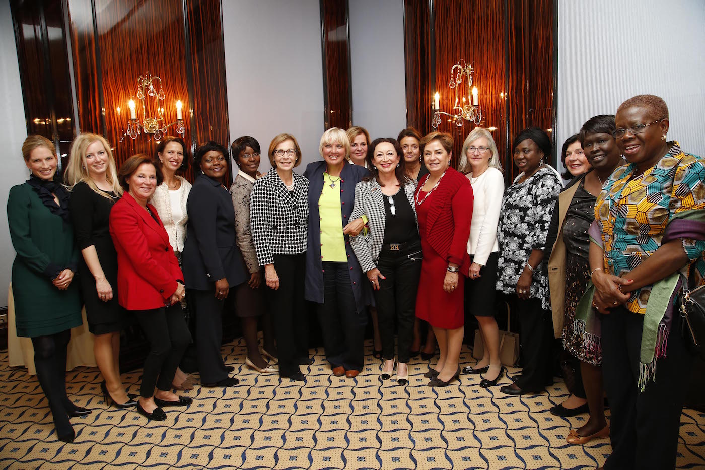 Mag. Alice Jay von Seldeneck, Christina Riess, Chantal Behncke, I.E. Christine Schraner Burgener (Botschafterin Schweiz), I.E. Clementine Shakembo Kamanga (Botschafterin Kongo), I.E. Ruth Masodzi Chikwira (Botschafterin Simbabwe), I.E. Ritva Koukku-Ronde (Botschafterin Finnland), Claudia Roth, Dr. Inge Groth-Fromm, Mania Feilcke-Dierck, Prof. Dr. Margarita Mathiopoulos, I.E. Patricia Espinosa Cantellano (Botschafterin Mexico), I.E. Marie Gervais-Vidricaire (Botschafterin Kanada), I.E. Aminatou Batoure Gaoh (Botschafterin Niger), Edeltraut Troepfer, I.E. Sitona Abdalla Osman (Botschafterin South Sudan), I.E. Akua Sena Dansua (Botschafterin Ghana) bei der Ambassadors Club Veranstaltung -Women for Peace- im MARITIM Hotel Berlin.