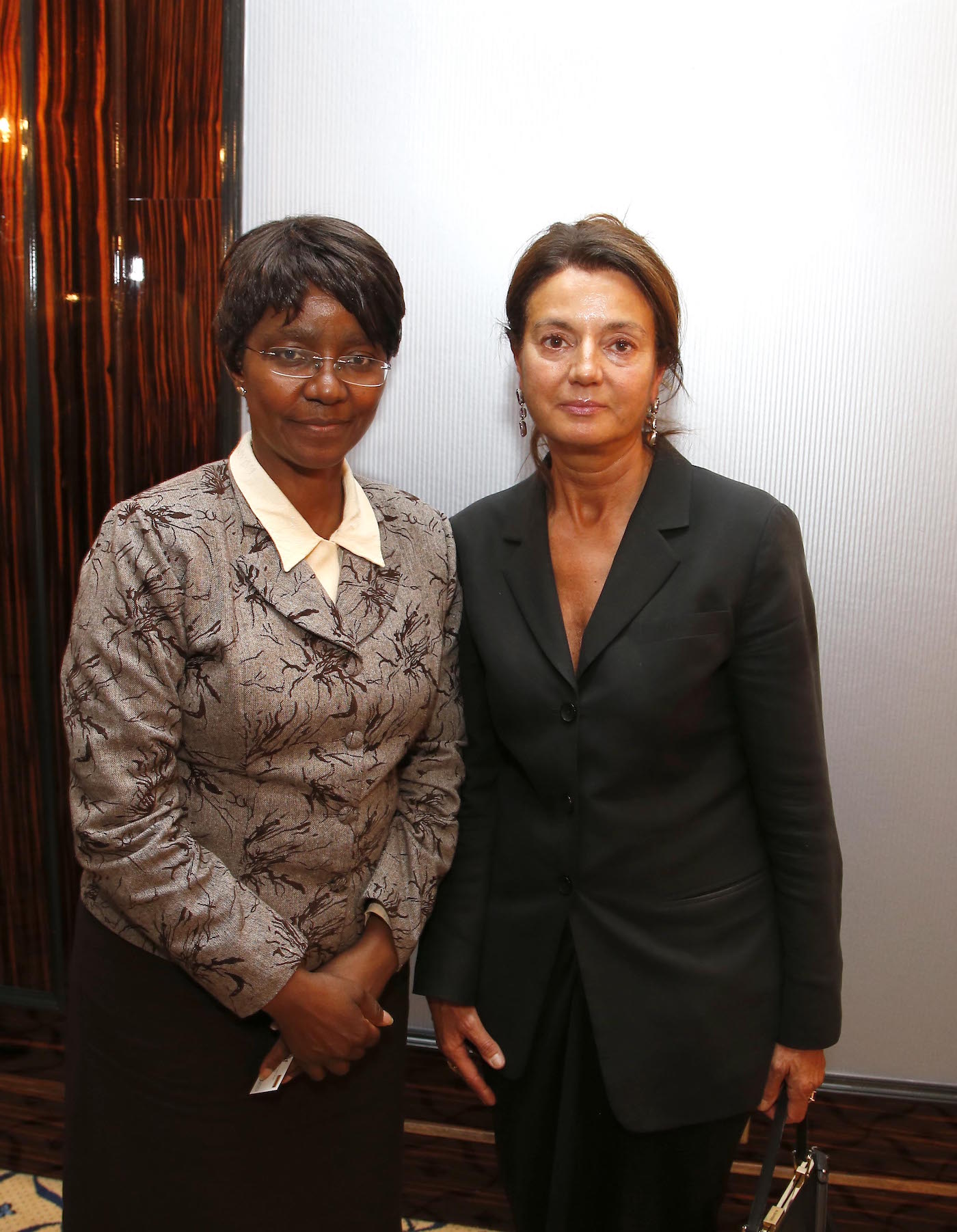 I.E. Ruth Masodzi Chikwira (Botschafterin Simbabwe), Prof. Dr. Margarita Mathiopoulos bei der Ambassadors Club Veranstaltung -Women for Peace- im MARITIM Hotel Berlin.