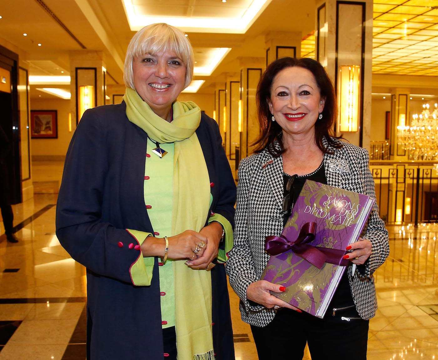 Claudia Roth Vizepräsidentin Deutscher Bundestag), Mania Feilcke-Dierck (Praesidentin Ambassadors Club) beim bei der Ambassadors Club Veranstaltung -Women for Peace- im MARITIM Hotel berlin.