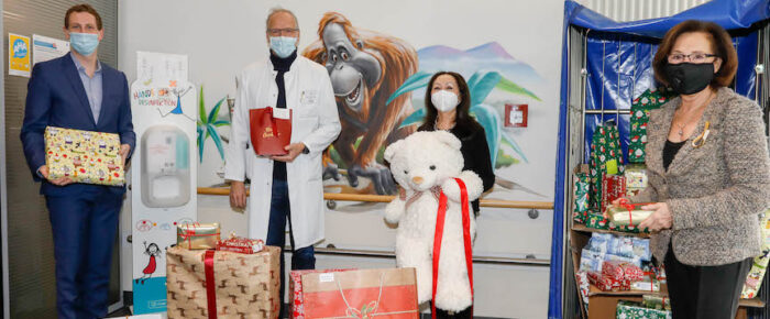 Ambassadors donate gifts for children of the SANA Clinic Berlin-Lichtenberg